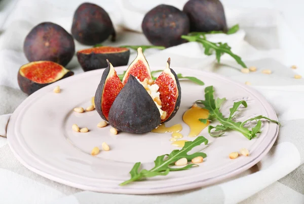 Ripe fig with cottage cheese and honey — Stock Photo, Image