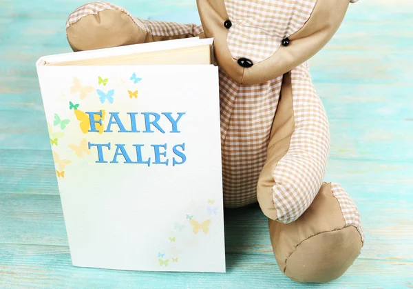 Märchen mit Teddybär — Stockfoto