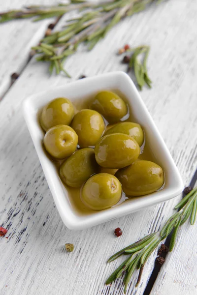 Маринованные оливки на столе — стоковое фото