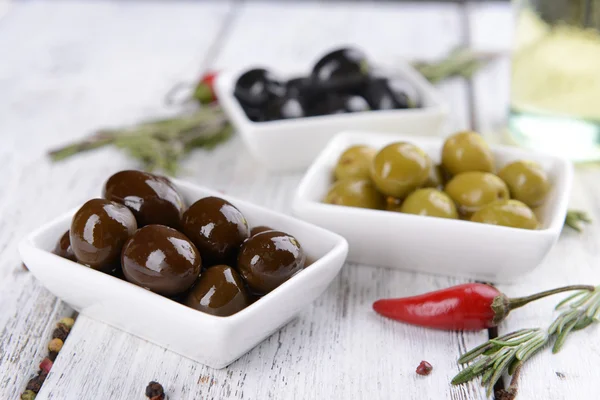 Verschiedene marinierte Oliven — Stockfoto