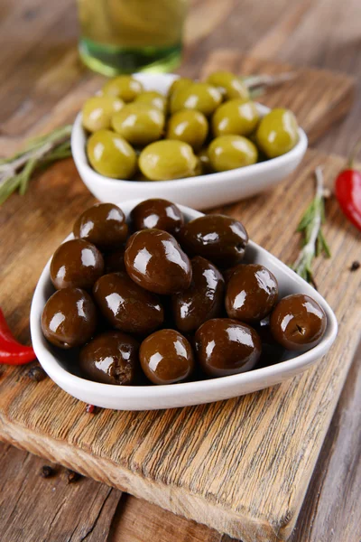 Verschiedene marinierte Oliven — Stockfoto