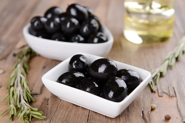 Aceitunas marinadas sobre mesa —  Fotos de Stock