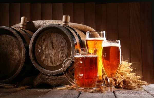 Barril de cerveza con vasos de cerveza — Stockfoto