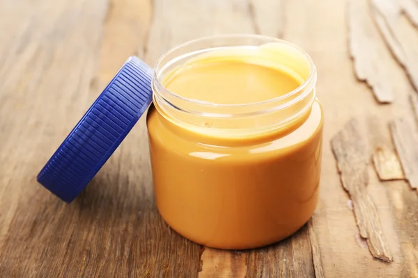 Cremige Erdnussbutter — Stockfoto