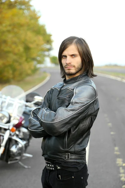 Hombre motociclista y su bicicleta, al aire libre —  Fotos de Stock