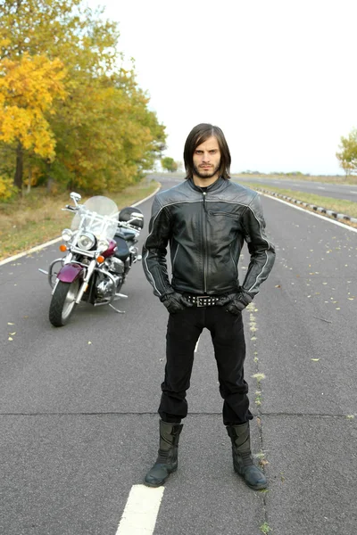 Homem motociclista e sua bicicleta, ao ar livre — Fotografia de Stock
