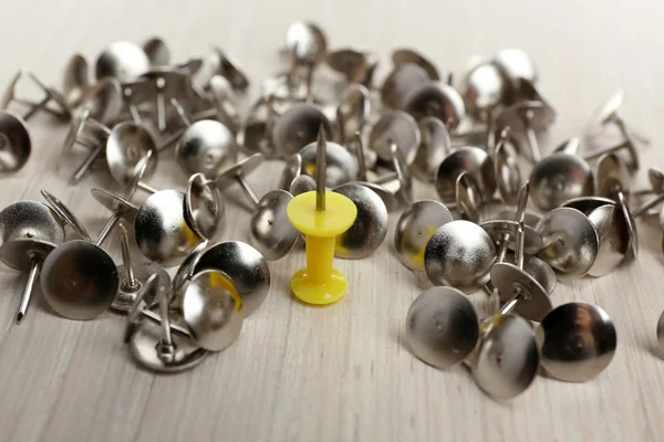 Conceito de individualidade. Pushpins close-up — Fotografia de Stock