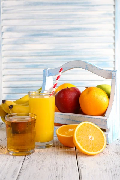 Vaso de zumo de naranja y frutas frescas — Foto de Stock