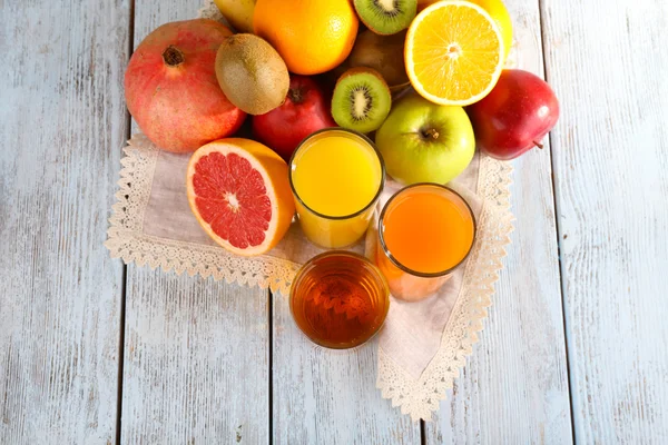 Sumos de frutas e produtos hortícolas e frutas frescas — Fotografia de Stock