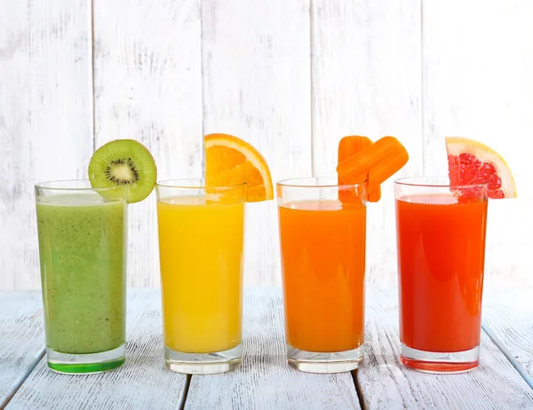 Jus de fruits et légumes dans des verres — Photo