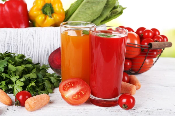 Gemüsesaft und frisches Gemüse — Stockfoto