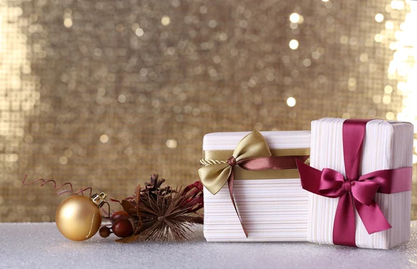 Подарочная коробка и рождественский декор — стоковое фото