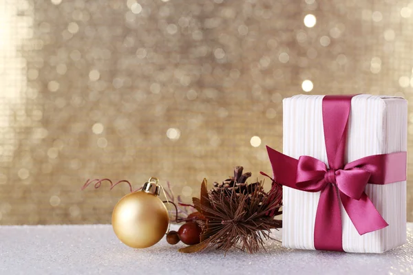 Ajándékdoboz és karácsonyi dekoráció — Stock Fotó