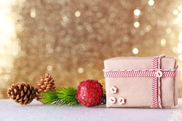 Pudełko na prezenty i świąteczne dekoracje — Zdjęcie stockowe