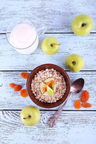 Mangkuk oatmeal, aprikot kering — Stok Foto