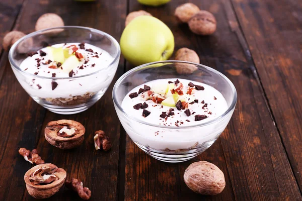 Harina de avena con yogur en cuencos, manzanas y nueces — Foto de Stock