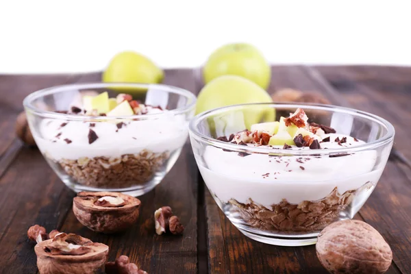 Harina de avena con yogur en cuencos, manzanas y nueces —  Fotos de Stock