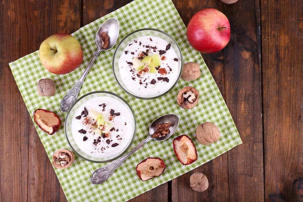 Farina d'avena con yogurt in ciotole, mele e noci — Foto Stock