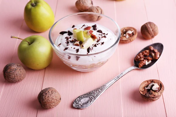 Harina de avena con yogur en un bol — Foto de Stock