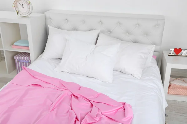 Cama em roupa de cama rosa — Fotografia de Stock