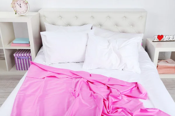 在床上的粉红色的床单的床上 — 图库照片
