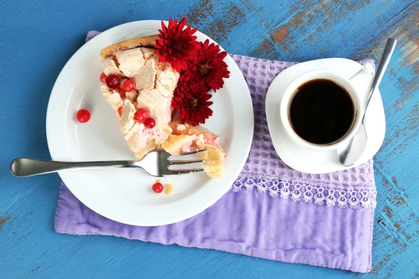 Pièce de tarte savoureuse aux pommes et mousse de baies et tasse de café — Photo