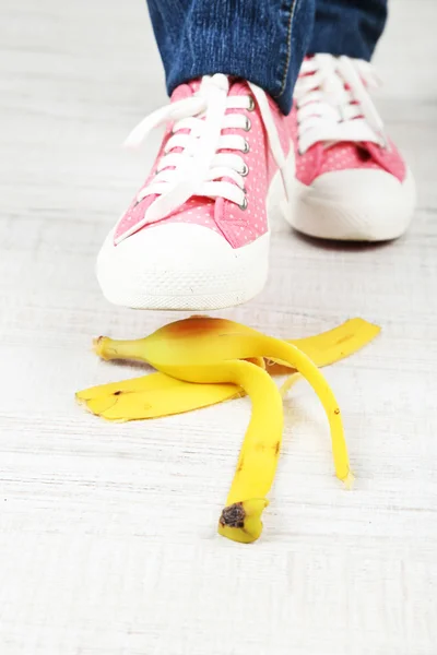 Cipő csúszik a banán héja — Stock Fotó