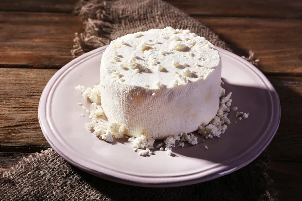 Сир на тарілці — стокове фото