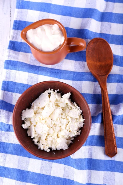 Queso de cabaña en plato y crema en jarra —  Fotos de Stock