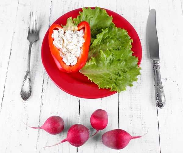 Фарширований перець з салатом на тарілці та редьці — стокове фото