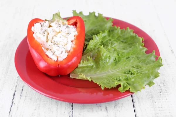 Stuffed pepper and lettuce on plate — Stock Photo, Image