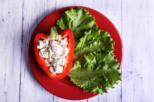 Stuffed pepper and lettuce on plate — Stock Photo, Image