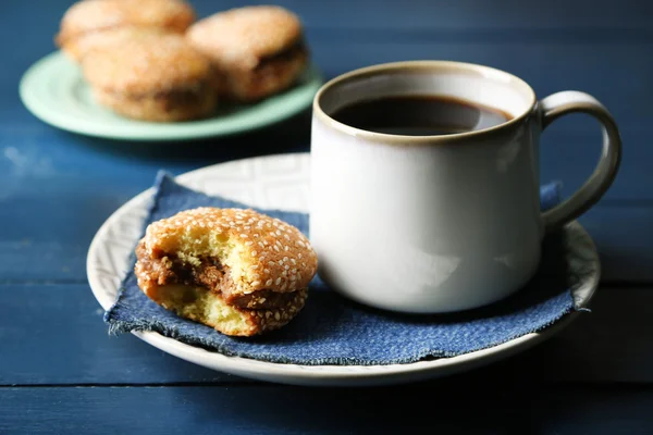 Чашка кофе с вкусным печеньем — стоковое фото