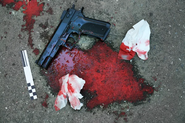 Pistola y sangre —  Fotos de Stock