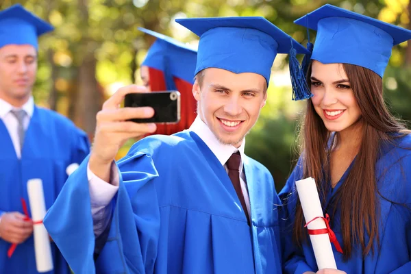 Estudiantes con diplomas — Foto de Stock
