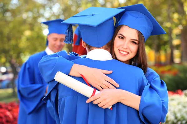 Studenter med diplomer – stockfoto