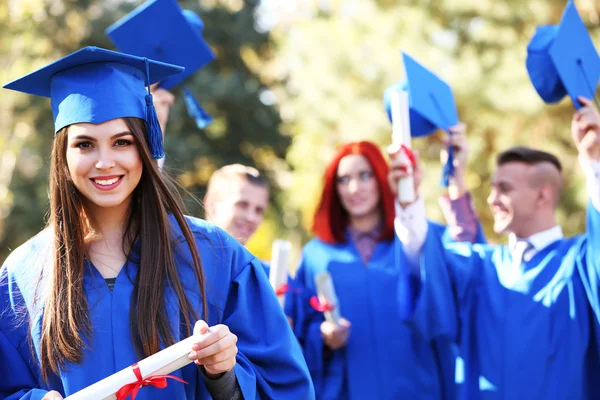 Studenten mit Diplom — Stockfoto