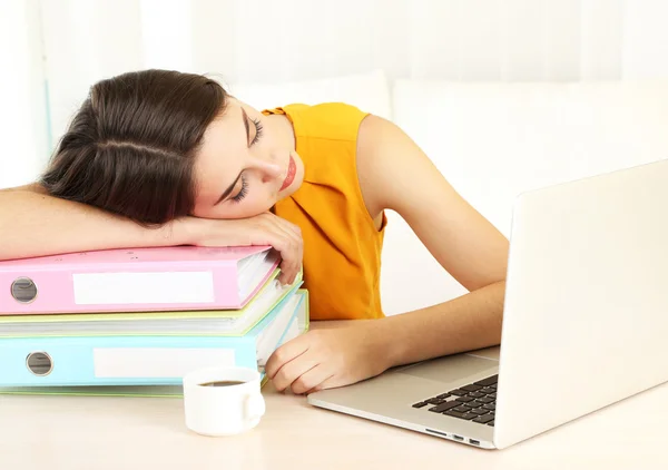 Menina cansada com notebook — Fotografia de Stock