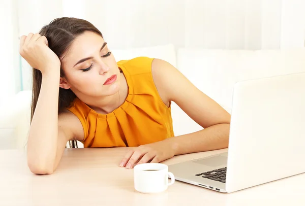 Moe meisje met laptop — Stockfoto