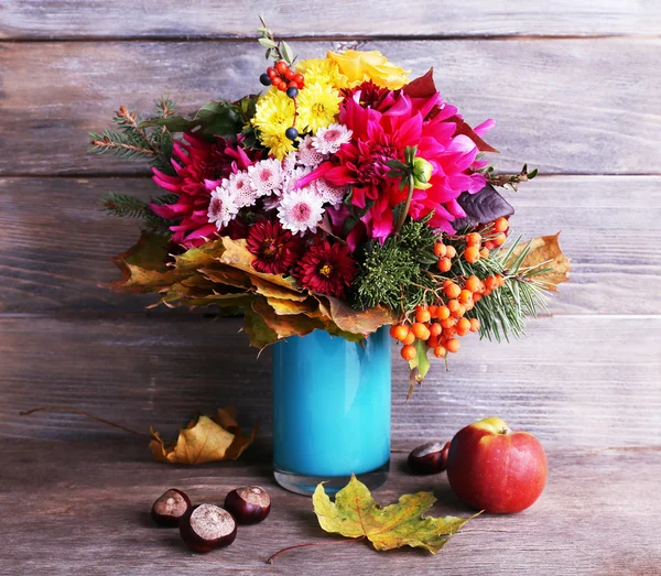 Buquê de flores em vaso azul — Fotografia de Stock