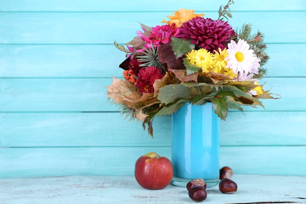 Buquê de flores em vaso azul — Fotografia de Stock