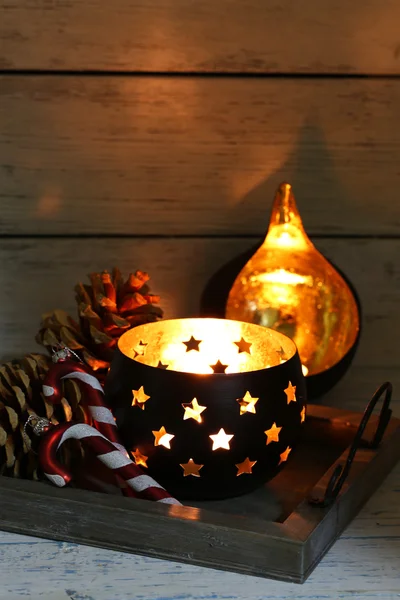 Рождественские свечи и сосновые шишки — стоковое фото