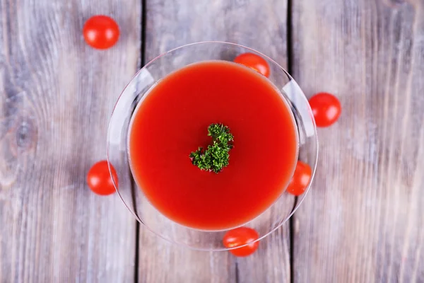 Sumo de tomate em cálice, salsa e tomate fresco — Fotografia de Stock