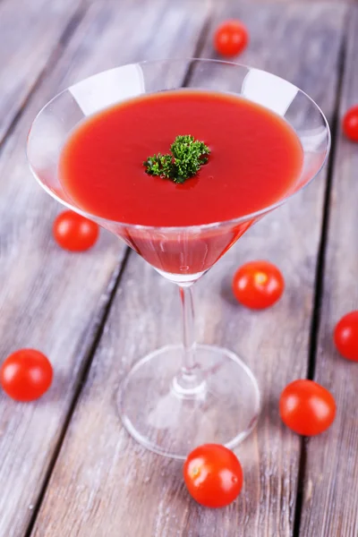 Tomato juice in goblet, parsley and fresh tomatoes — Stock Photo, Image