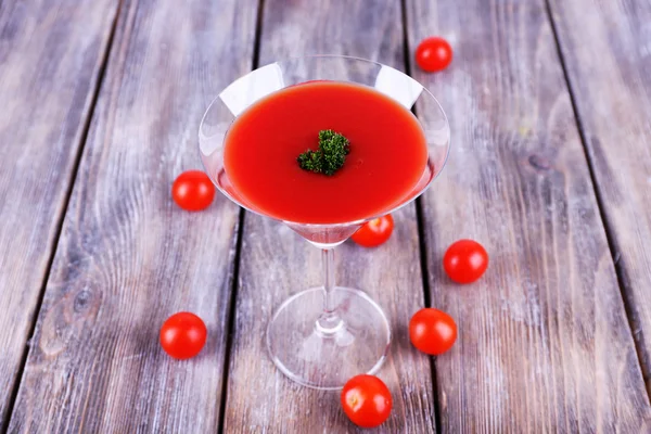 Sumo de tomate em cálice, salsa e tomate fresco — Fotografia de Stock