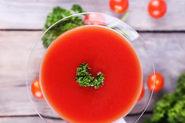 Tomato juice in goblet, parsley and fresh tomatoes — Stock Photo, Image