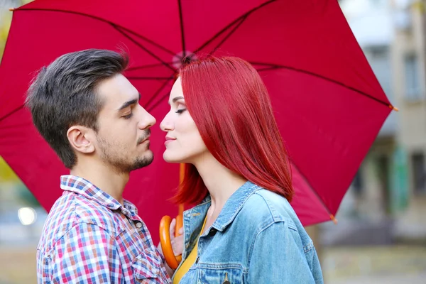 Casal amoroso sob guarda-chuva — Fotografia de Stock