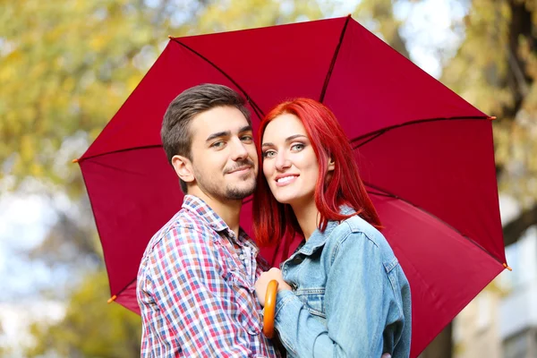 Casal amoroso sob guarda-chuva — Fotografia de Stock