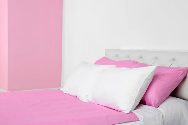 Ropa de cama en la cama — Foto de Stock