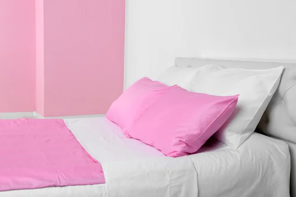 Ropa de cama en la cama — Foto de Stock